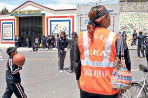 El primer turno de la brigada de padres inicia a las 12:00 hasta las 13:30, a la salida de clases. Foto: Santiago Aguirre/ El Tel&eacute;grafo