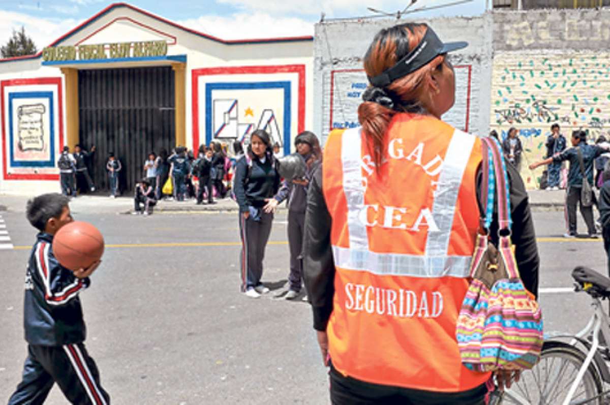 El primer turno de la brigada de padres inicia a las 12:00 hasta las 13:30, a la salida de clases. Foto: Santiago Aguirre/ El Tel&eacute;grafo
