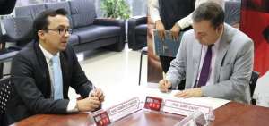 Roberto Castillo (i),del INEC, y Juan Zapata, del ECU 911, firmaron el convenio para el pr&oacute;ximo censo.