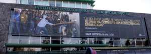 Gigantograf&iacute;as rechazando la violencia fueron ubicadas en diferentes edificios de instituciones p&uacute;blicas. Foto: Daniel Molineros / El Tel&eacute;grafo.