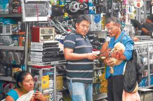 &lsquo;La Cadena&rsquo; es uno de los puntos de la Bah&iacute;a de Guayaquil en donde los comerciantes informales ofertan mascotas peque&ntilde;as, en su mayor&iacute;a, enfermas y maltratadas. Foto: Carina Acosta |  El Tel&eacute;grafo