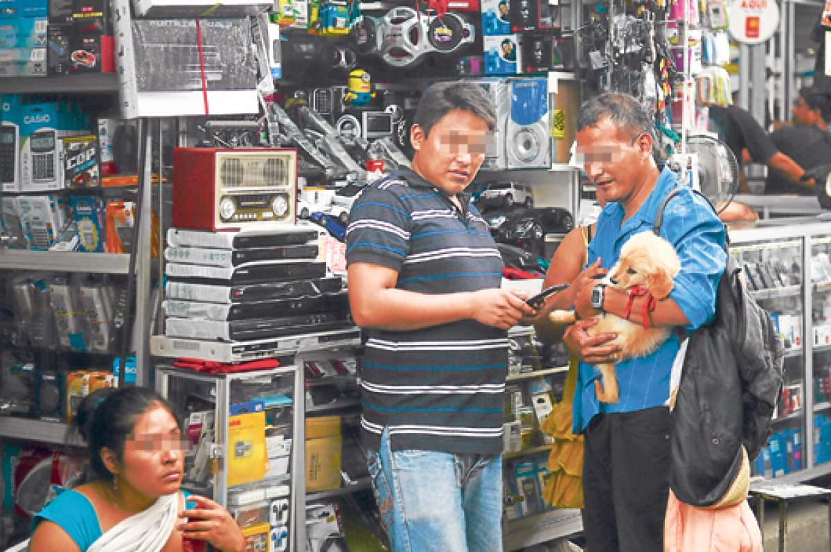 &lsquo;La Cadena&rsquo; es uno de los puntos de la Bah&iacute;a de Guayaquil en donde los comerciantes informales ofertan mascotas peque&ntilde;as, en su mayor&iacute;a, enfermas y maltratadas. Foto: Carina Acosta |  El Tel&eacute;grafo