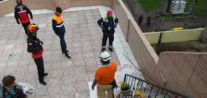 Personal de Cuerpo de Bomberos y de emergencia llegaron al lugar donde falleci&oacute; la persona de tercera edad. 