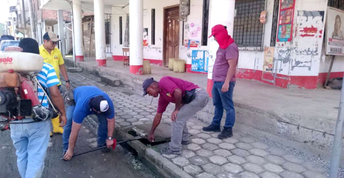 Obreros trabajan en la colocaci&oacute;n de bacterias para reducir olores nauseabundos en los sumideros de la zona c&eacute;ntrica del cant&oacute;n Flavio Alfaro.
