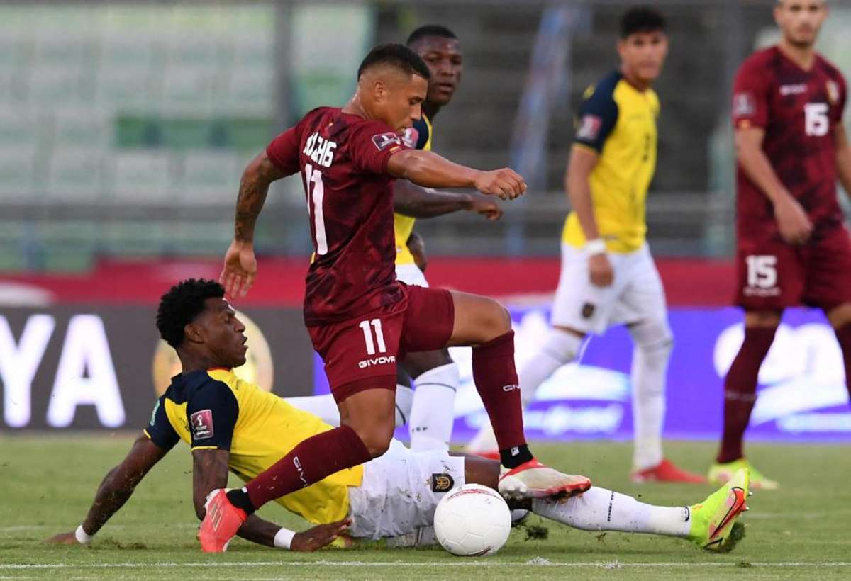 Robert Arboleda se barre durante el partido ante Venezuela, en Caracas