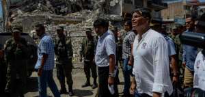 Los presidentes Rafael Correa y Evo Morales durante un recorrido en zonas afectadas de Manab&iacute;. 