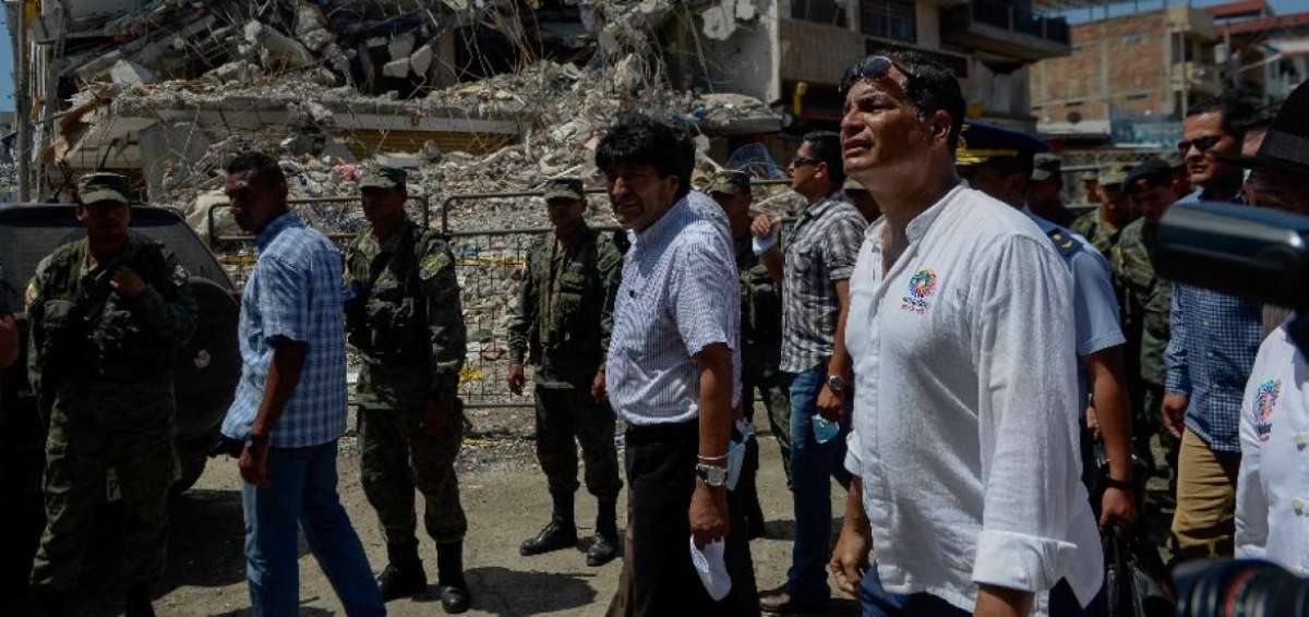 Los presidentes Rafael Correa y Evo Morales durante un recorrido en zonas afectadas de Manab&iacute;. 