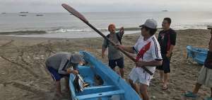 El fruto del trabajo en el mar se refleja cuando llegan a la playa con los pescados que capturaron.  
