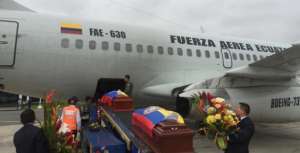 El avi&oacute;n con los f&eacute;retros lleg&oacute; al aeropuerto Mariscal Sucre, en Tababela. Foto tomada de la cuenta de Twitter de las Fuerzas Armadas. 