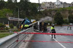 Un tanquero se volc&oacute; con 6 mil galones de gasolina