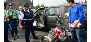 La moto impact&oacute; con fuerza contra la camioneta, hundiendo la puerta del conductor.