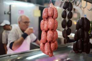 La organizaci&oacute;n clasific&oacute; a las carnes procesadas, en particular los embutidos, en la categor&iacute;a de agentes "cancer&iacute;genos" para los humanos. Foto: AFP
