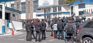 Instantes en que Rafael Correa ingresa al Regimiento Quito, durante una protesta policial.
