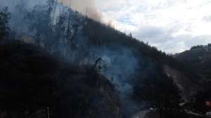 Incendio en el cerro Auqui de San Francisco, en el sector de Gu&aacute;pulo, al nororiente de Quito. Foto: &Aacute;lvaro P&eacute;rez / El Tel&eacute;grafo