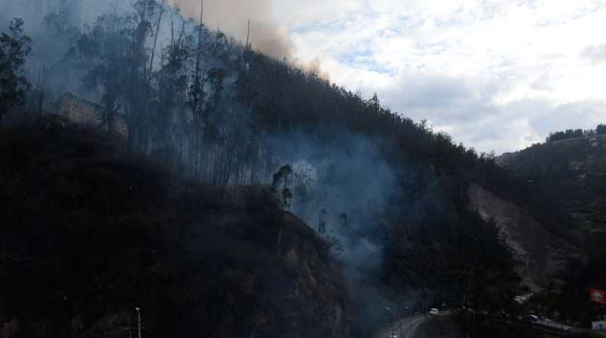Incendio en el cerro Auqui de San Francisco, en el sector de Gu&aacute;pulo, al nororiente de Quito. Foto: &Aacute;lvaro P&eacute;rez / El Tel&eacute;grafo