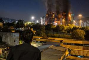 Devastador incendio en varios edificios de Hong Kong.
