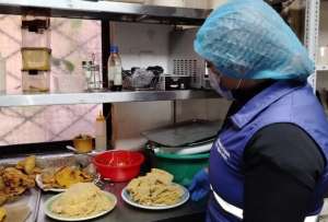 Agencia Nacional de Regulaci&oacute;n, Control y Vigilancia Sanitaria cierra restaurante por presencia de plagas en Cuenca.
