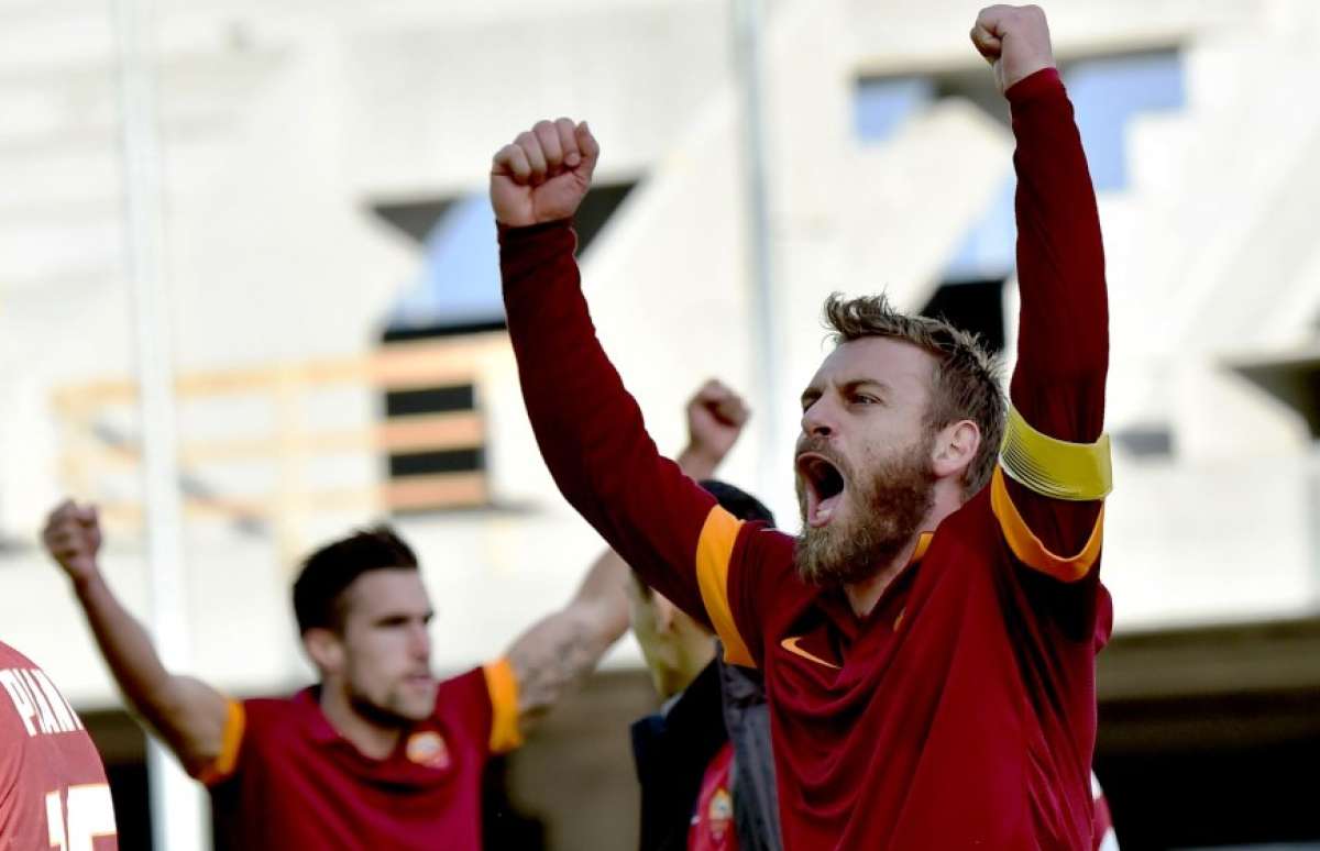 Este tercer triunfo consecutivo fuera de casa permite a la Roma recuperar los puntos perdidos en casa. Foto: Agencia AFP