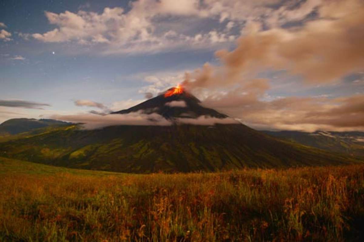 En esta imagen, captada desde el sector Cungahuasi a las 03:00 del s&aacute;bado, se aprecia la emisi&oacute;n de lava. Foto: Roberto Ch&aacute;vez / El Tel&eacute;grafo
