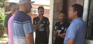 El colombiano Hern&aacute;n Dar&iacute;o G&oacute;mez (der.) conversa con Mariano Soso (centro) durante la visita que realiz&oacute; ayer al Complejo Samanes. 