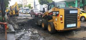 En la calle Esmeraldas, maquinaria del Cabildo trabaja en el arreglo del carril que la ATM dispuso para uso exclusivo de los buses urbanos.  