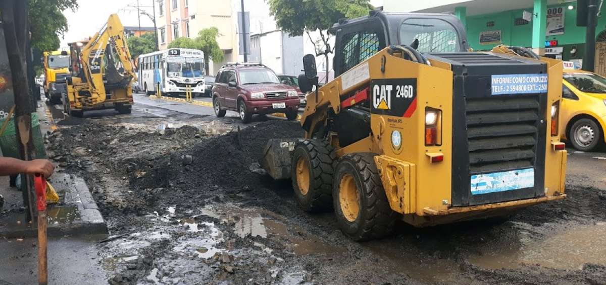 En la calle Esmeraldas, maquinaria del Cabildo trabaja en el arreglo del carril que la ATM dispuso para uso exclusivo de los buses urbanos.  