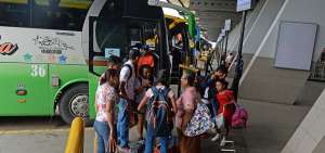 Una afluencia regular de pasajeros se observ&oacute; ayer en los andenes de llegada de la terminal terrestre de Guayaquil.     
