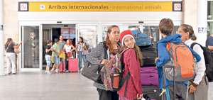 Los hermanos Mar&iacute;a Victoria y Eros Rugel (de espaldas) viajaron desde Venezuela para reencontrarse con su familia y disfrutar juntos por dos semanas. Foto: Pilar Vera / El Tel&eacute;grafo