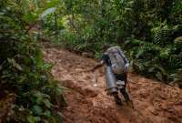 Un migrante ecuatoriano que cruza la selva del Darien, rescató a un menor por pedido de una madre mujer que ya no podía llevarlo en brazos.