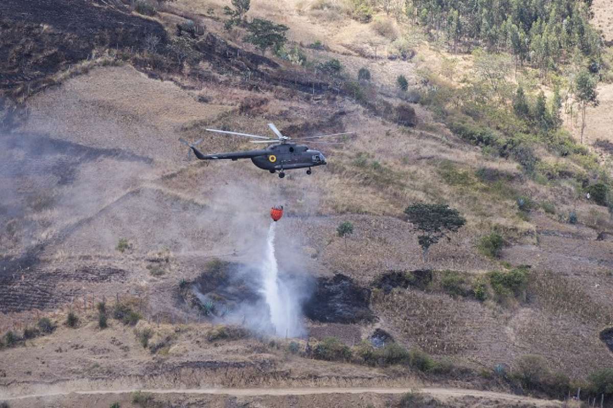351 mil litros de agua se han lanzado para aplacar incendios en Quito. Foto: Daniel Molineros / EL TEL&Eacute;GRAFO