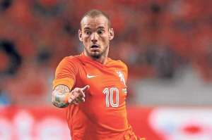 El sacrificado holand&eacute;s: Louis Van Gaal le ha dio a Wesley Sneijder la instrucci&oacute;n de acompa&ntilde;ar m&aacute;s a la marca, en lugar de su acostumbrado juego ofensivo. Foto: Tomada de canada.com.