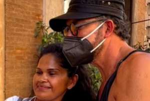 El artista Ricardo Arjona compartió con una turista ecuatoriana en Roma.