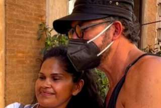 El artista Ricardo Arjona compartió con una turista ecuatoriana en Roma.