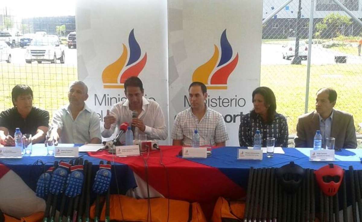 Jos&eacute; Cevallos, ministro del Deporte, dice que el estadio Atahualpa est&aacute; listo para ser remodelado.