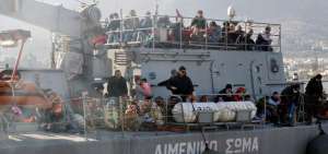 La OTAN se lanza al mar Egeo para interceptar a los migrantes