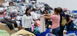 Las personas voluntarias aportan en la clasificaci&oacute;n de ropa y en la elaboraci&oacute;n de kits para los damnificados de Manab&iacute; y Esmeraldas.