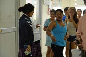 Varias adolescentes, algunas con uniformes de colegio, acuden a la maternidad Matilde Hidalgo de Procel del Guasmo para recibir atenci&oacute;n m&eacute;dica. Foto: Pilar Vera.