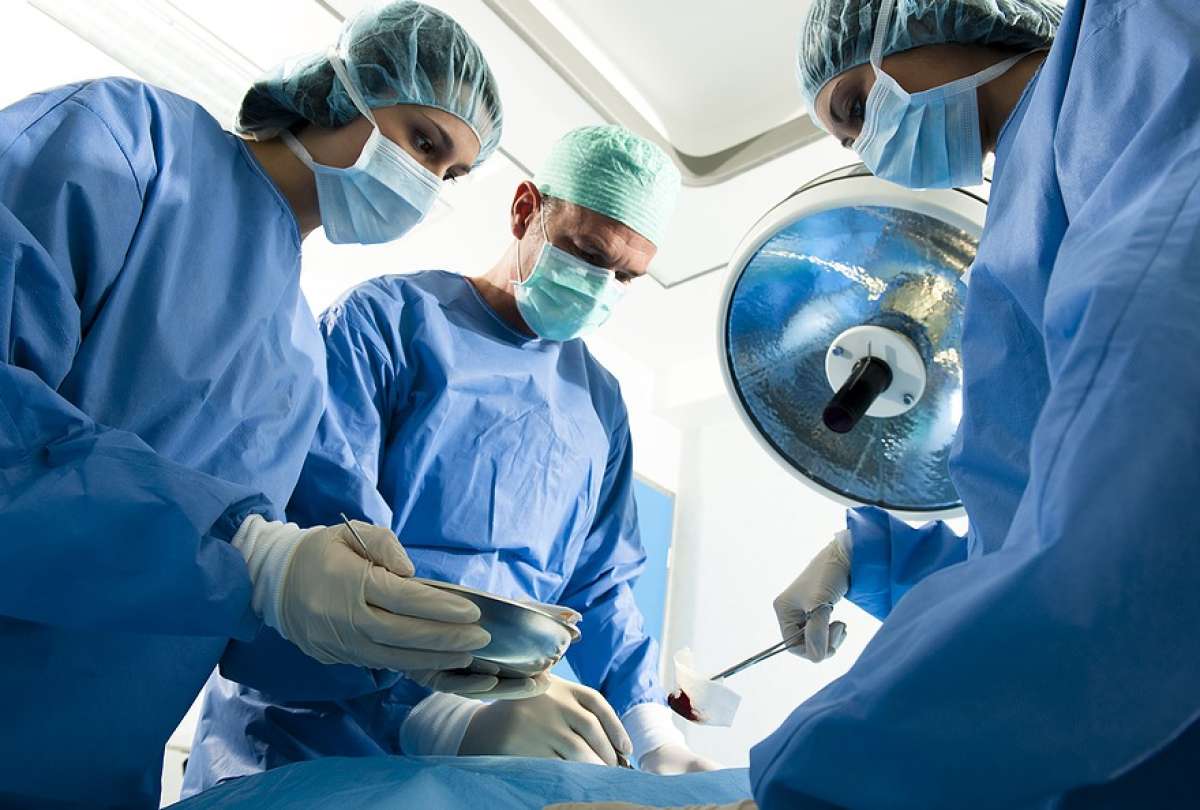 Cirujano y anestesióloga sentenciados por homicidio culposo tras muerte de paciente en clínica de Quito