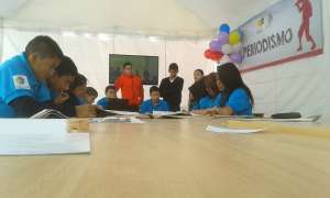 Los chicos de las clases extraescolares publican sus noticias  los domingos en EL TEL&Eacute;GRAFO. Foto: Pamela Fuentes/ EL TEL&Eacute;GRAFO