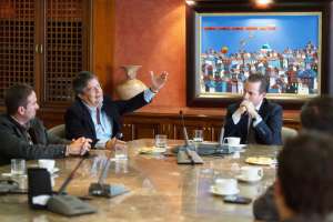 De izquierda a derecha: C&eacute;sar Monge, Guillermo Lasso y Patricio Alarc&oacute;n, durante la reuni&oacute;n en la C&aacute;mara de Comercio de Quito. Foto: Daniel Molineros/El Tel&eacute;grafo
