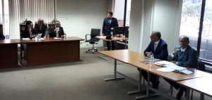 Jorge G. (segundo desde la derecha) est&aacute; en la audiencia en compa&ntilde;&iacute;a de su abogado, Eduardo Franco.