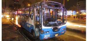 El automotor sufri&oacute; graves destrozos debido al fuego. No hubo heridos.