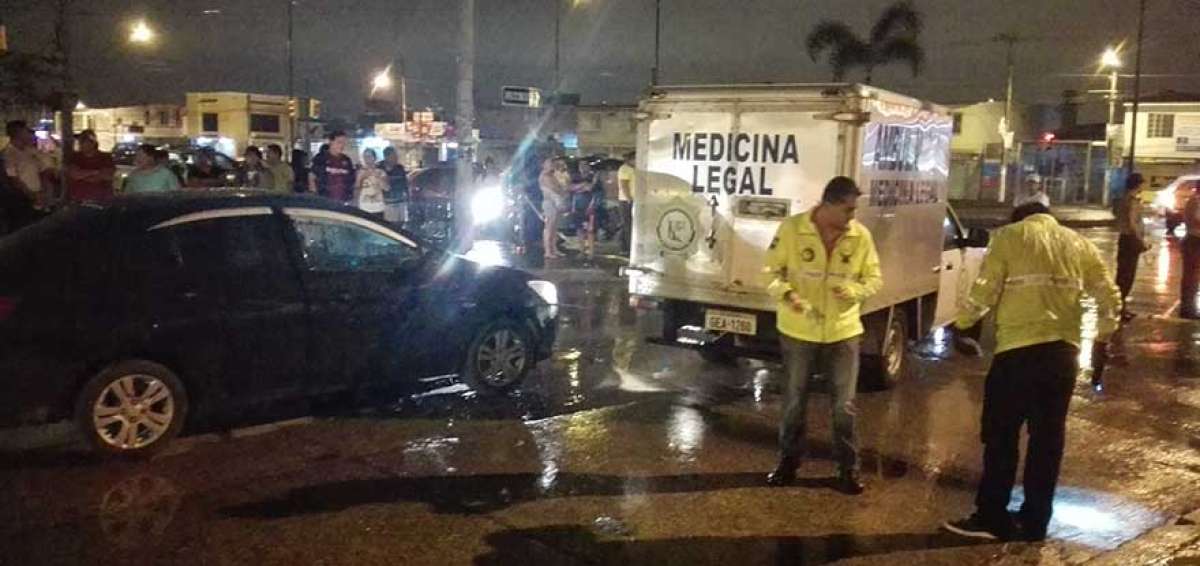 Medicina Legal y Criminal&iacute;stica llegaron al lugar del crimen para retirar los cuerpos y recabar indicios que ayuden a la captura de los sicarios.