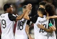 Gonzalo Plata (izquierda) celebra con sus compañeros el primer gol ante Qatar SC
