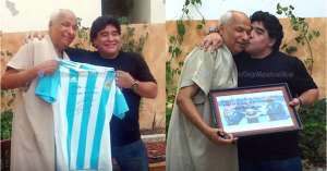 Maradona intercambia regalos con &aacute;rbitro que no vio "la Mano de Dios"