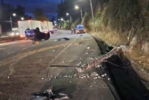 Un vehículo se volcó y fue abandonado en la avenida Simón Bolívar. Dos carriles quedaron cerrados en sentido norte–sur.
