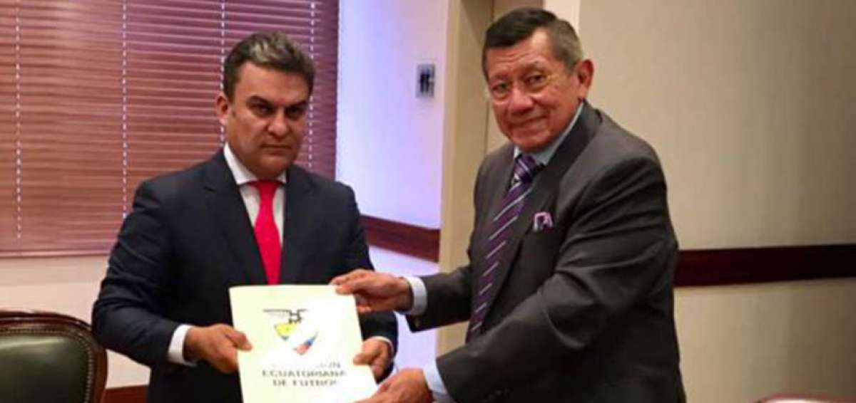 El 22 de mayo pasado, el presidente de la Asamblea, Jos&eacute; Serrano (izq.), recibi&oacute; al titular de la FEF, Carlos Villac&iacute;s, quien le entreg&oacute; el proyecto de ley. 