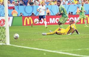 Con un descuidado e involuntario toque, el defensa Joseph Yobo desv&iacute;a el bal&oacute;n hacia su propia porter&iacute;a. Foto: EFE.