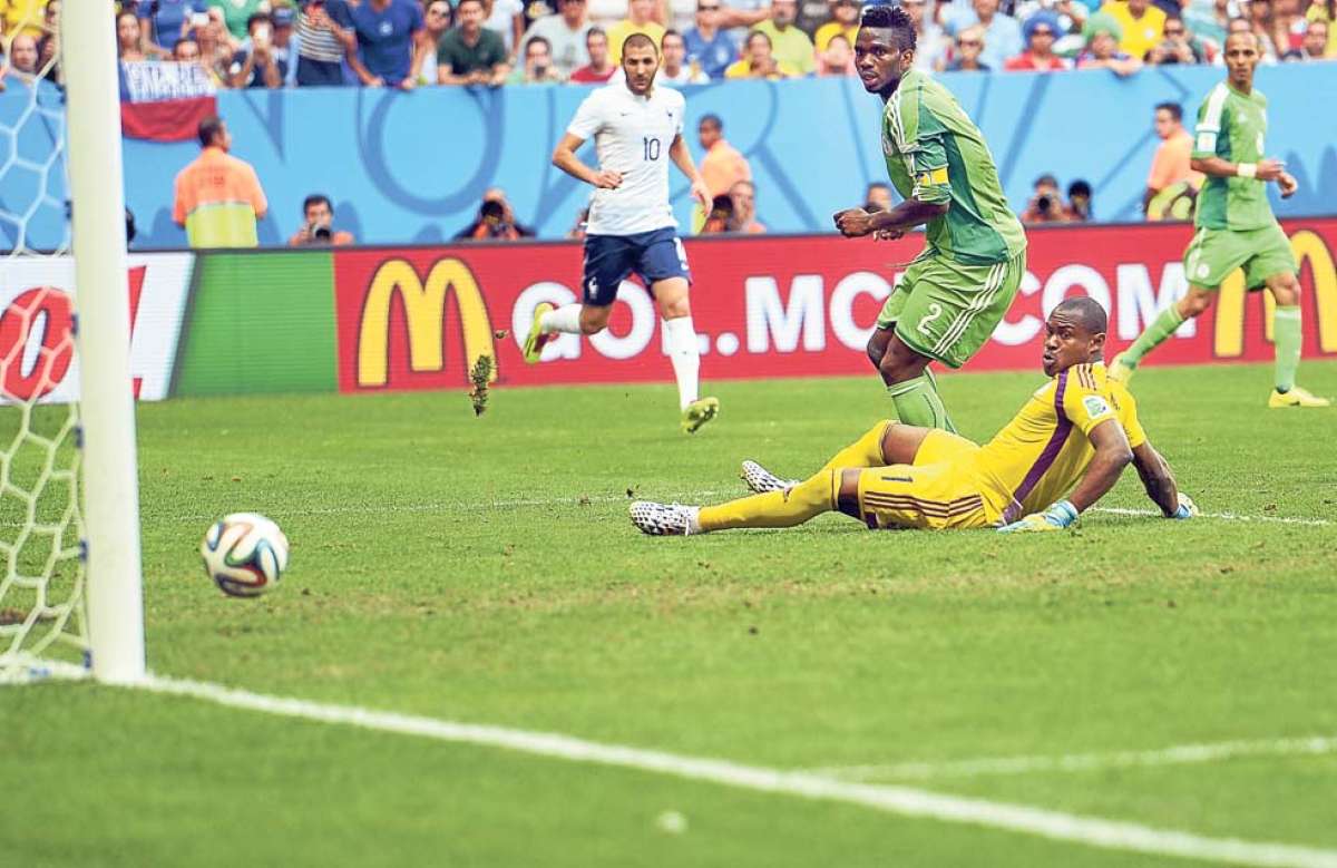 Con un descuidado e involuntario toque, el defensa Joseph Yobo desv&iacute;a el bal&oacute;n hacia su propia porter&iacute;a. Foto: EFE.
