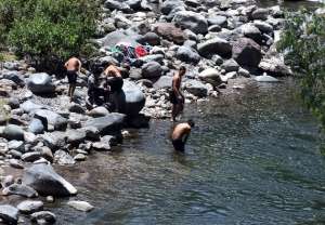 Seg&uacute;n expertos, si ocurriera el deshielo en el cr&aacute;ter del coloso incrementar&iacute;a significativamente el caudal de los r&iacute;os que nacen en las quebradas del volc&aacute;n. Foto: Roberto Ch&aacute;vez / El Tel&eacute;grafo  